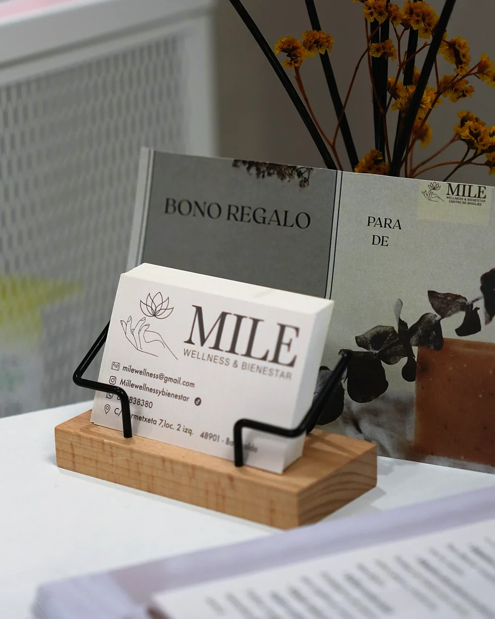Bono regalo de Mile Wellness y Bienestar junto a las tarjetas del centro